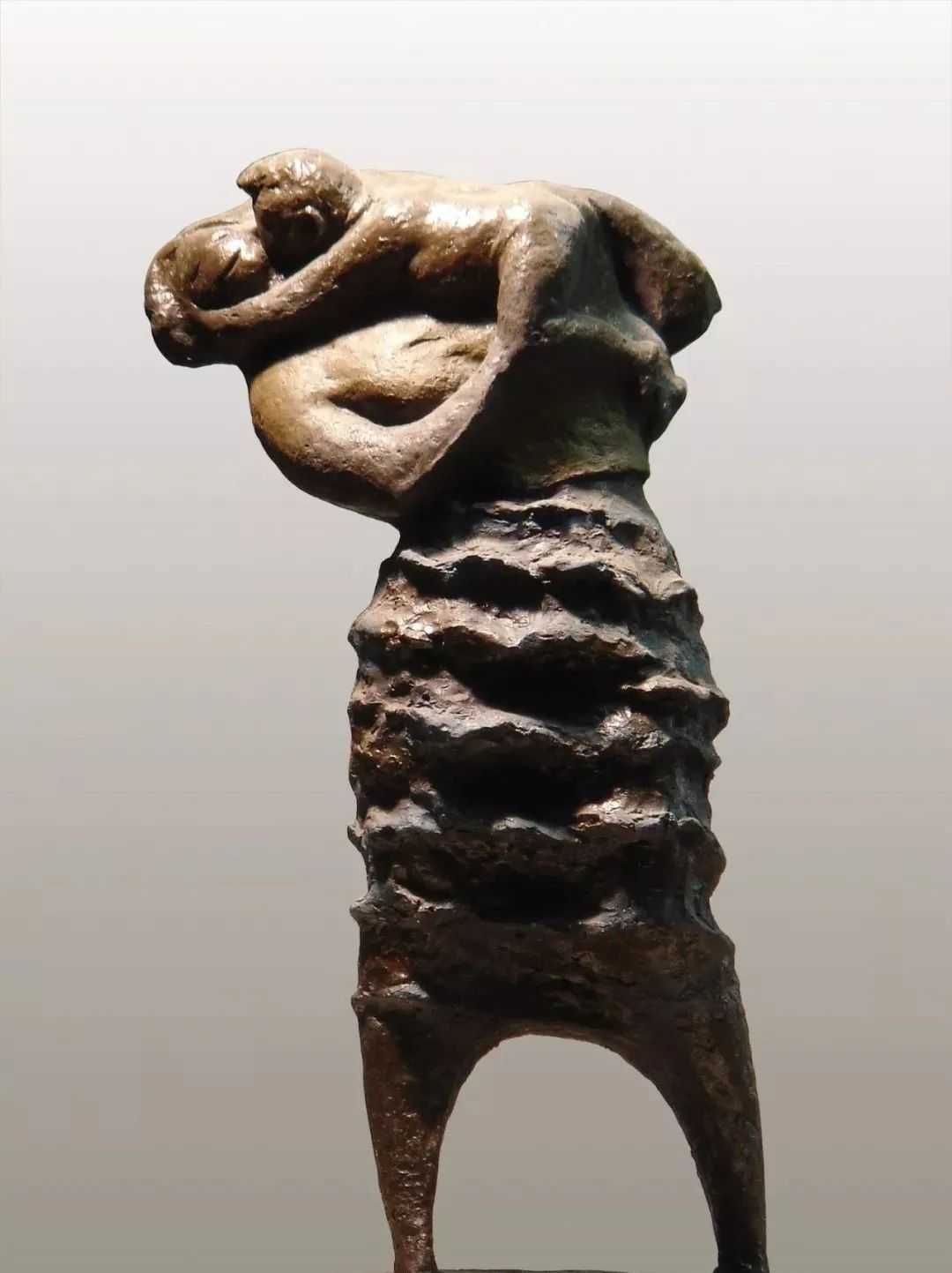 梁明诚《母子》铜／高80cm／2004年