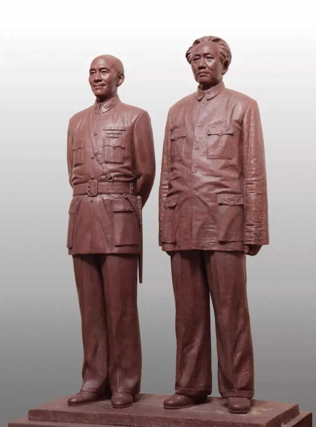 梁明诚《重庆谈判》铜／高250cm／2009年